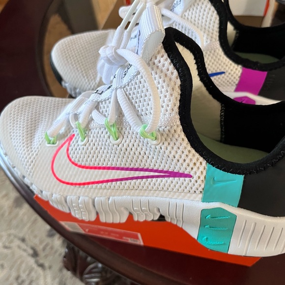 Brand new nike shoes - Picture 3 of 9